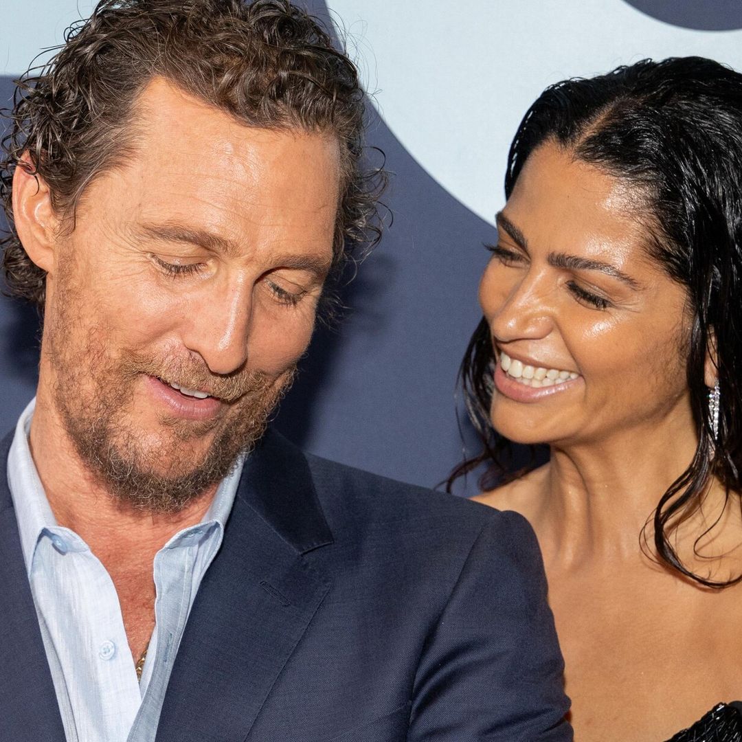 Camila Alves se suma al furor del ‘wet look’ en gala de su esposo