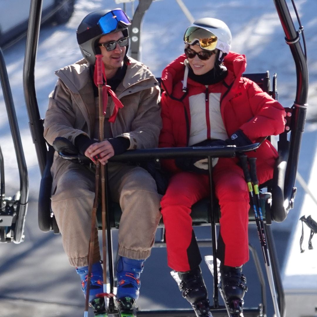 IMÁGENES EXCLUSIVAS. La 'vida de ricos' de Pierre Casiraghi y Beatrice Borromeo: llegada en avión privado, Porsche para la nieve y la estación de esquí más exclusiva