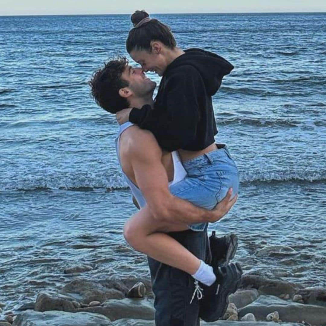 Los impresionantes posados de María Pedraza desde la playa junto a su chico, Jason Fernández