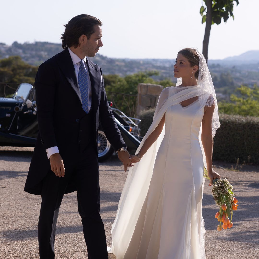 Un vestido con capa de encaje antiguo y un velo heredado de su bisabuela: la boda de Carla en Altea