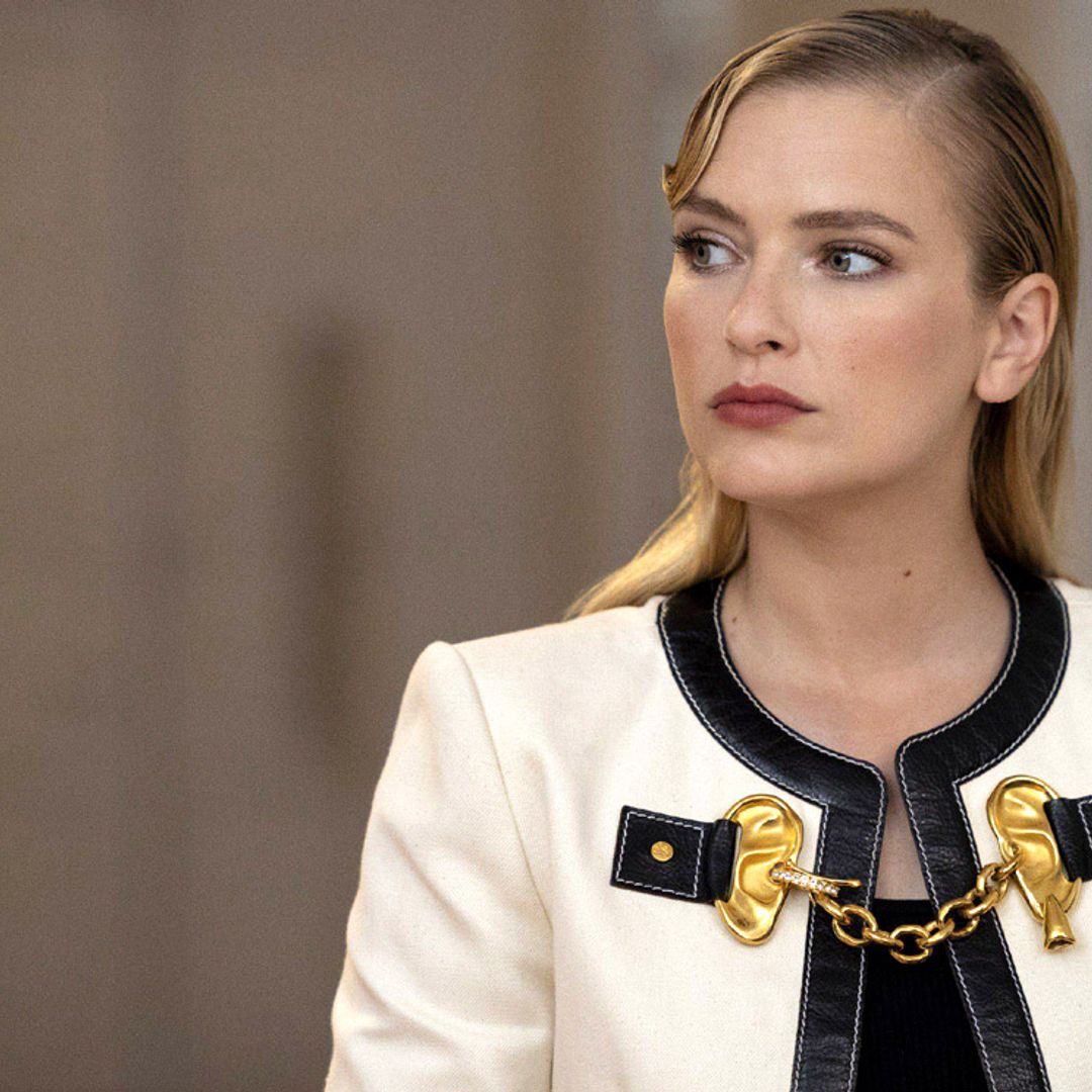 El estilo de Camille Razat en 'Emily in Paris', la inspiración que necesitas esta primavera