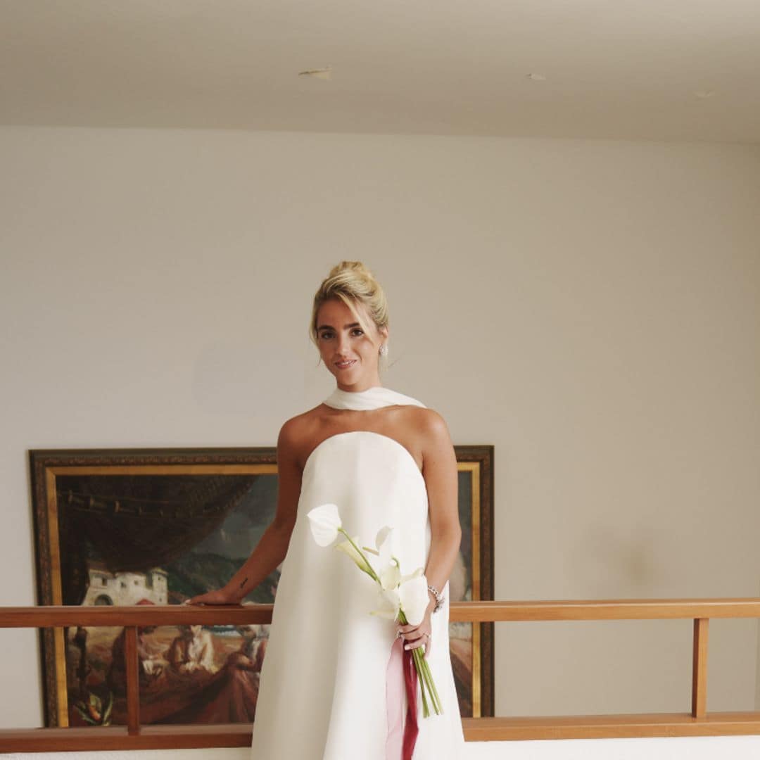 El look de novia de Paty Sánchez Flores: un vestido de escote media luna y fular al cuello