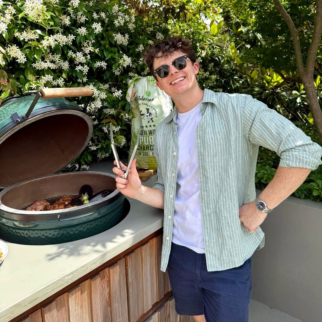 Sam Holland, hermano menor de Tom, ya es todo un experto en la cocina.