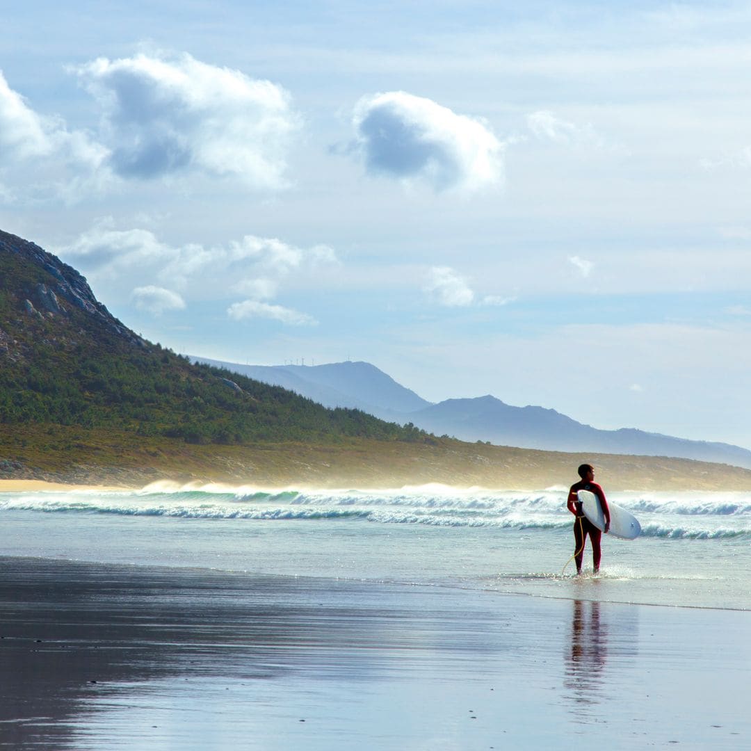 Surfista en la playa de Areia Maior, A Coruña, Galicia 