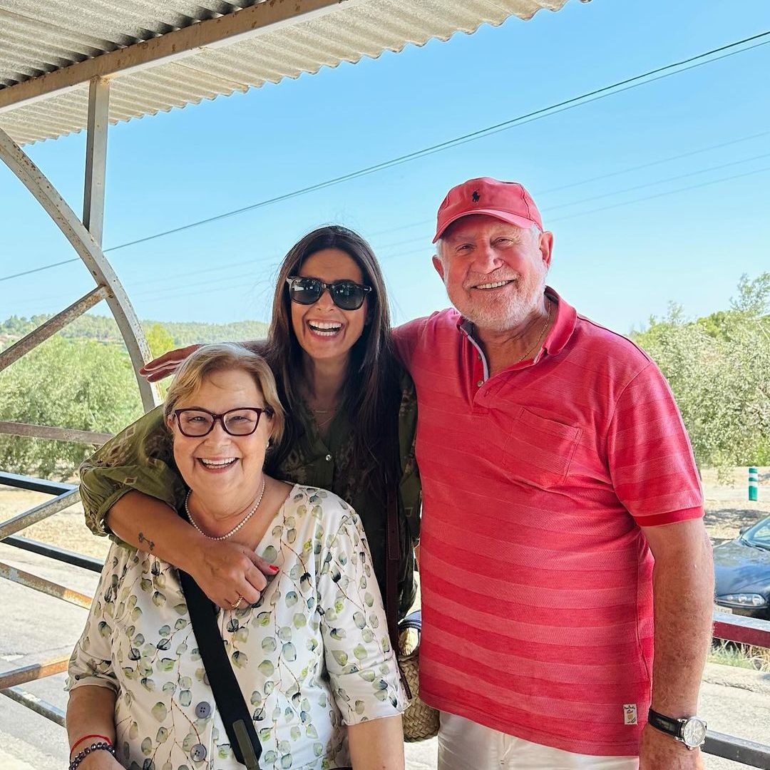 Plano medio de Nuria Roca con familiares 