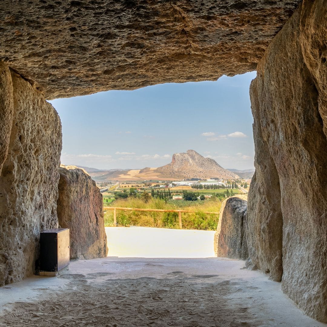 Dolmen de Menga y pena de los Enamorados al fondo