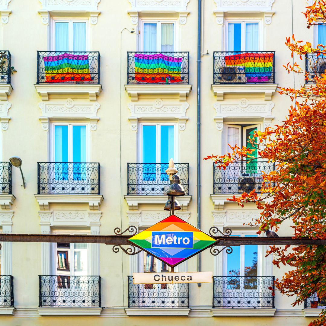 Estación de metro de Chueca con banderas Pride 