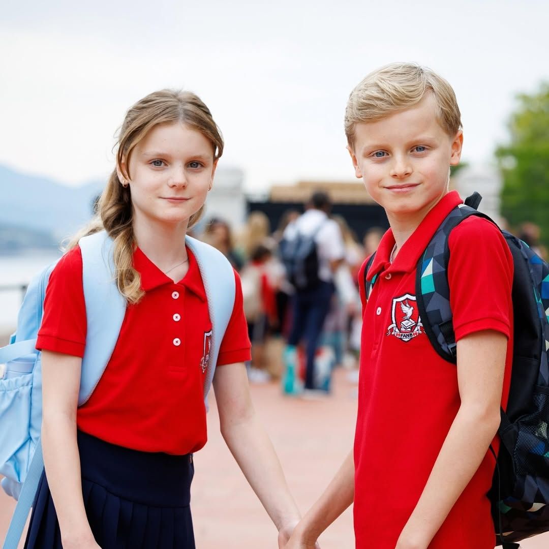 La vuelta al cole de Jacques y Gabriella de Mónaco: con sus padres, de la mano y con una polémica mochila