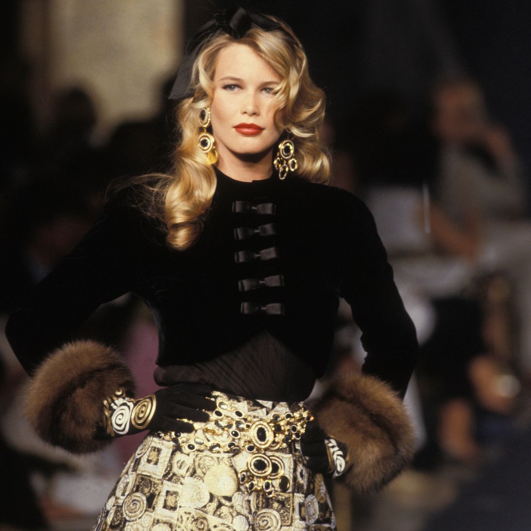 Sharon Stone rescata una impresionante falda de Valentino inspirada en Klimt que llevó la reina Sofía en 1992
