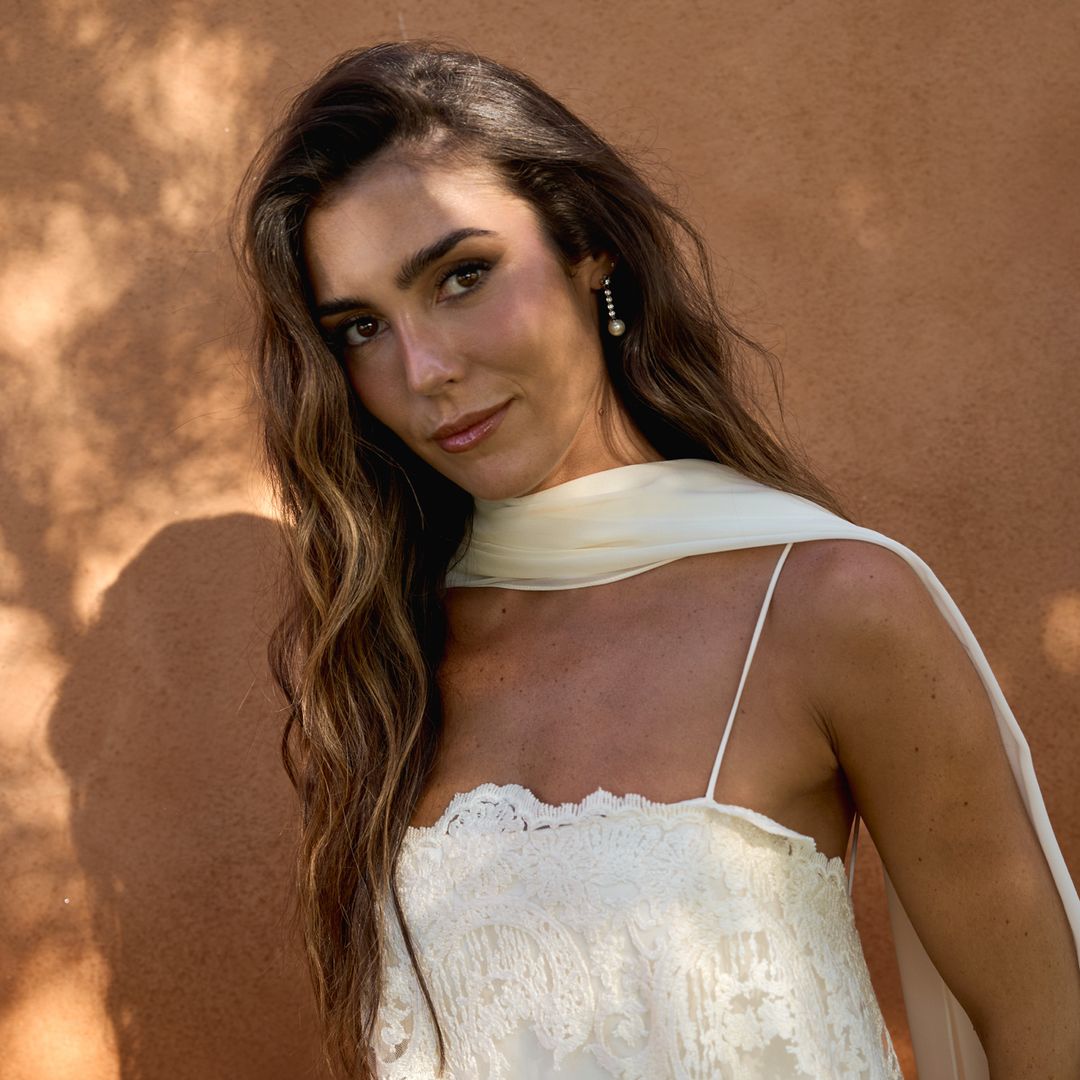 PRIMICIA. El segundo vestido de novia de Anna Padilla al detalle: con capa, mucho movimiento y un bordado especial