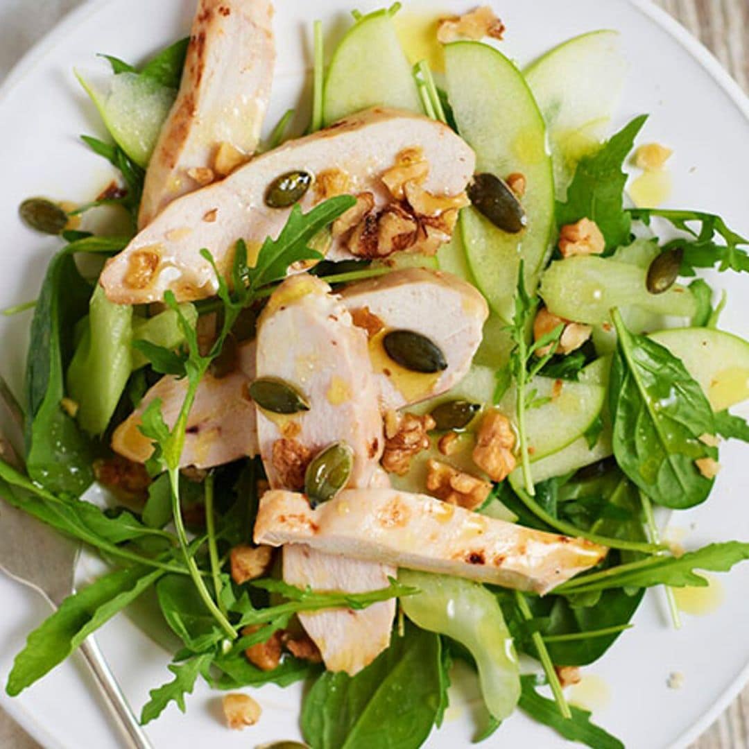 Ensalada verde con pollo, manzana, pipas y aliño de nueces