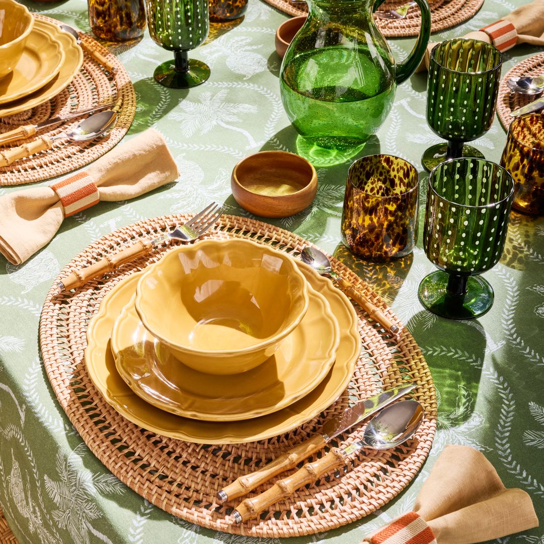 Clásicas, con un guiño 'Bridgerton' o toques tropicales: 10 ideas para decorar tus mesas de verano