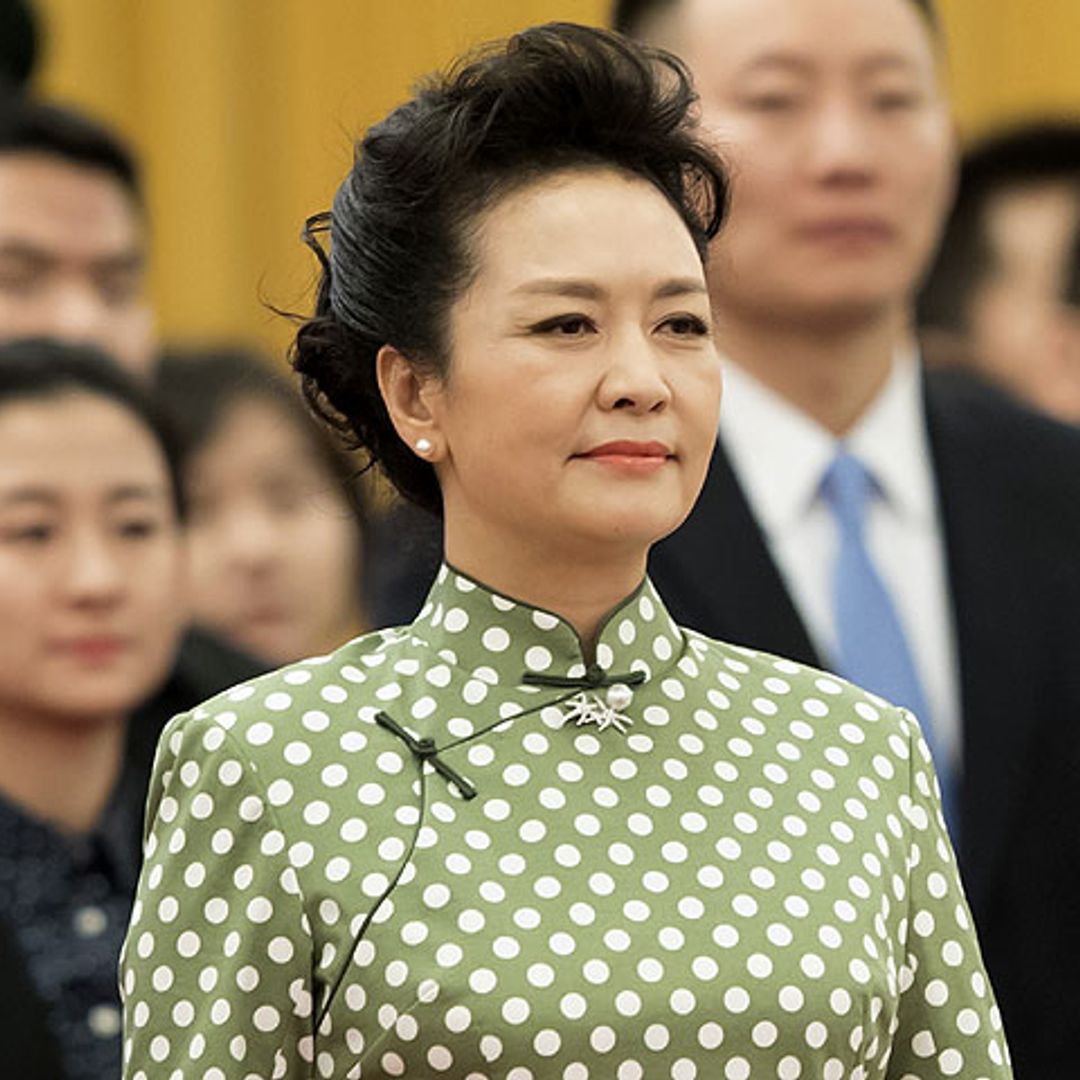 Icono de estilo y cantante folclórica: así es Peng Liyuan, la primera dama china que se reunirá con doña Letizia