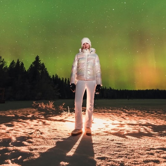 Plano entero de Chiara Ferragni con las auroras boreales