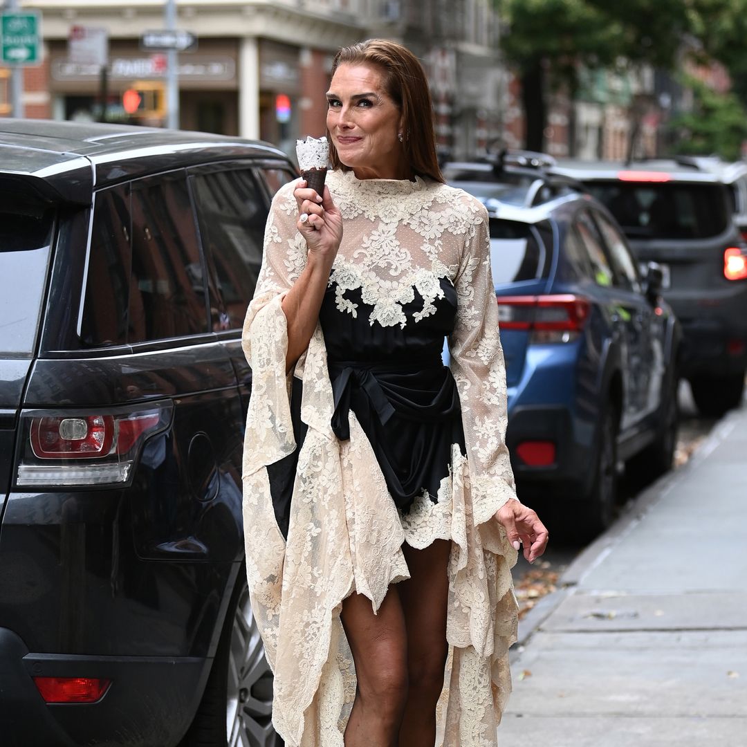 Brooke Shields apuesta por la tendencia gótica del momento con un vestido de encaje