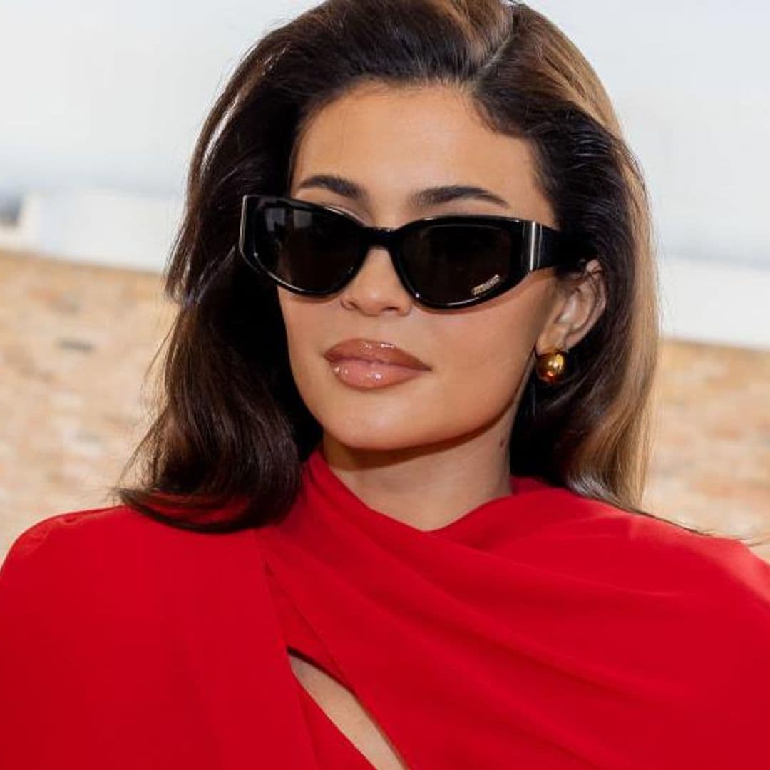 Kylie Jenner y Stormi vuelven a conquistar el ‘front row’ con un icónico ‘look’ rojo