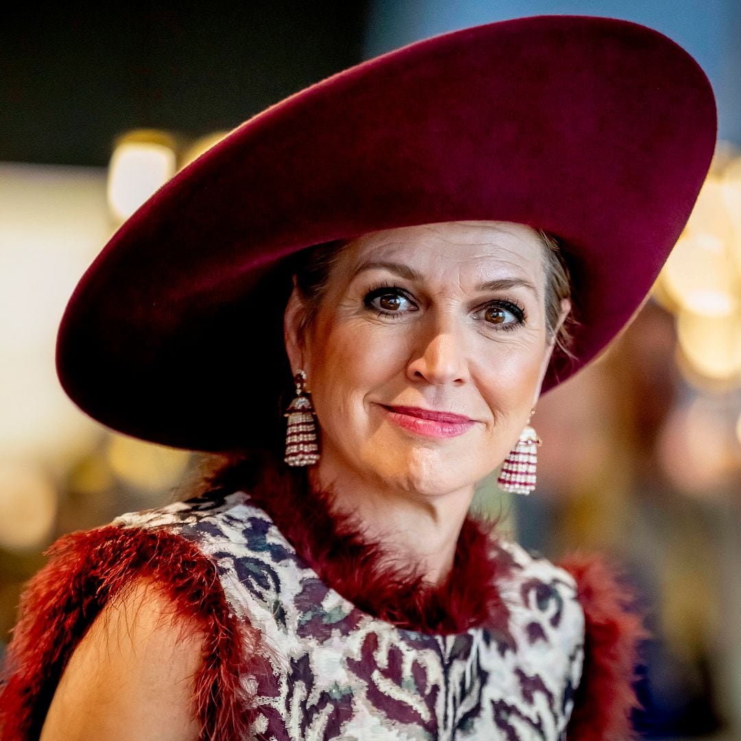 Máxima de Holanda apuesta todo al burdeos con su look de pamela y pendientes misteriosos