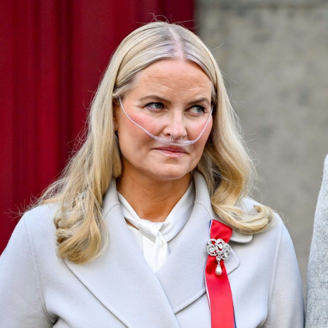 La imagen más frágil de la princesa Mette‑Marit en el Día Nacional: oxígeno, pausas y un fuerte episodio de tos
