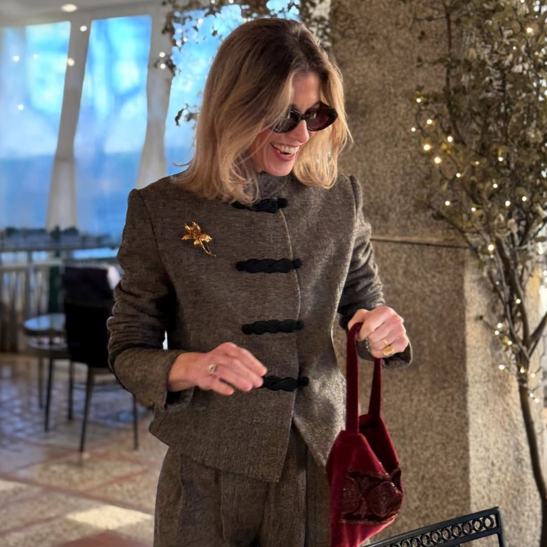 Cómoda como una bomber, elegante como una blazer: te rendirás a la chaqueta de estilo mandarín esta primavera