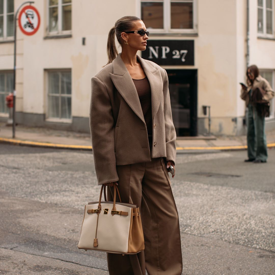 Look de street style con traje oversize y zapatillas
