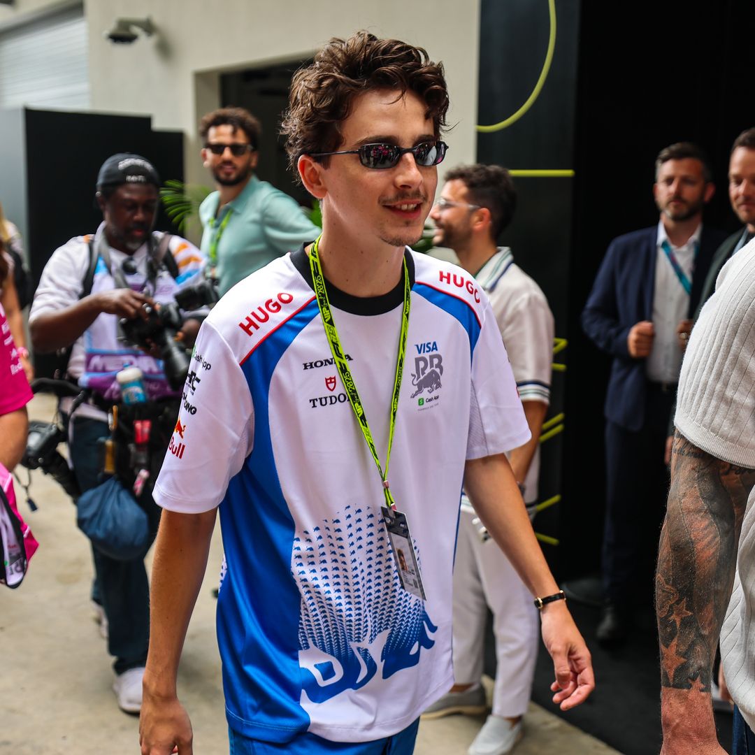 Timothée Chalamet apuesta por el regreso de las mini gafas con aires futuristas