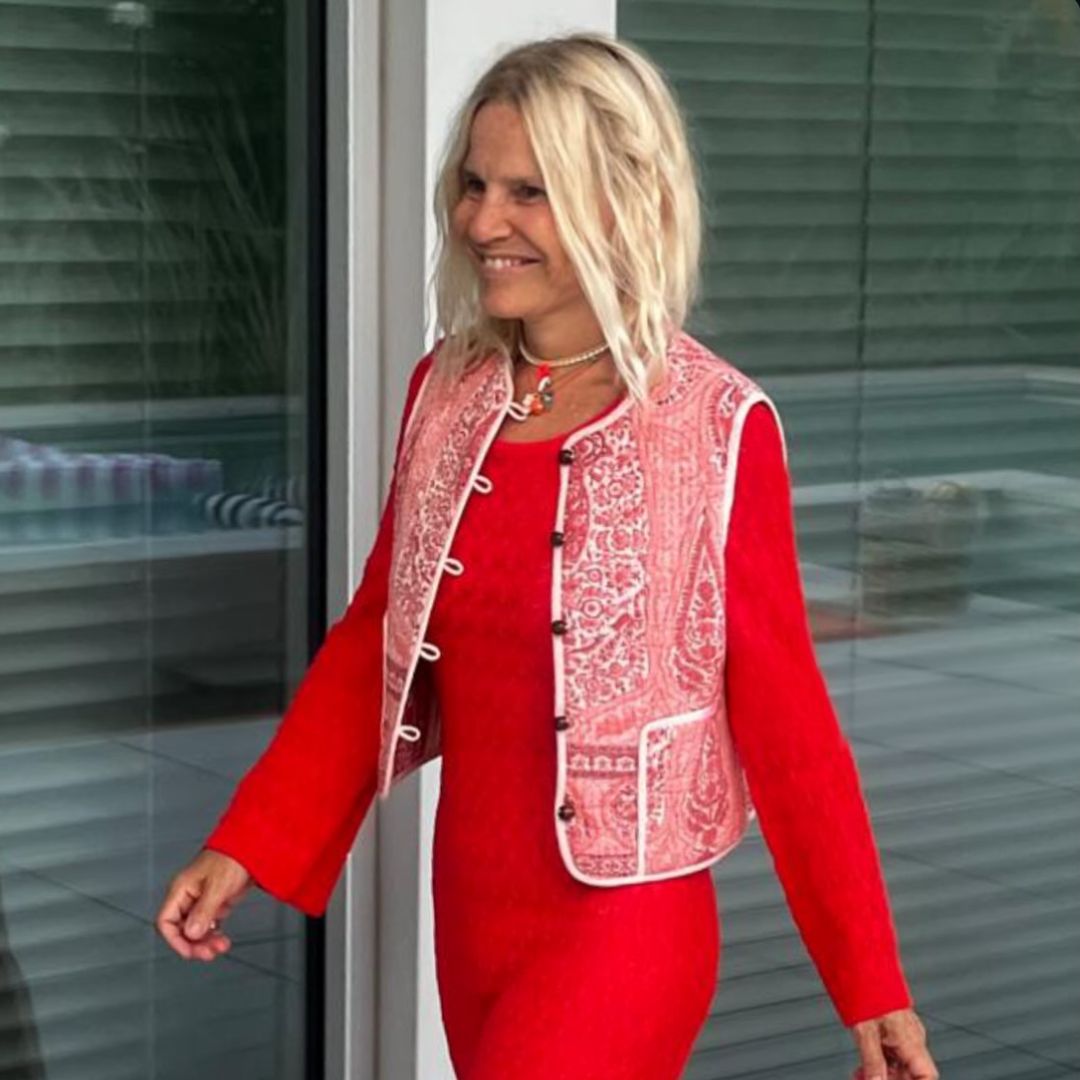 Eugenia Martínez de Irujo convierte el rojo en protagonista del verano y vuelve a su inconfundible estilo bohemio