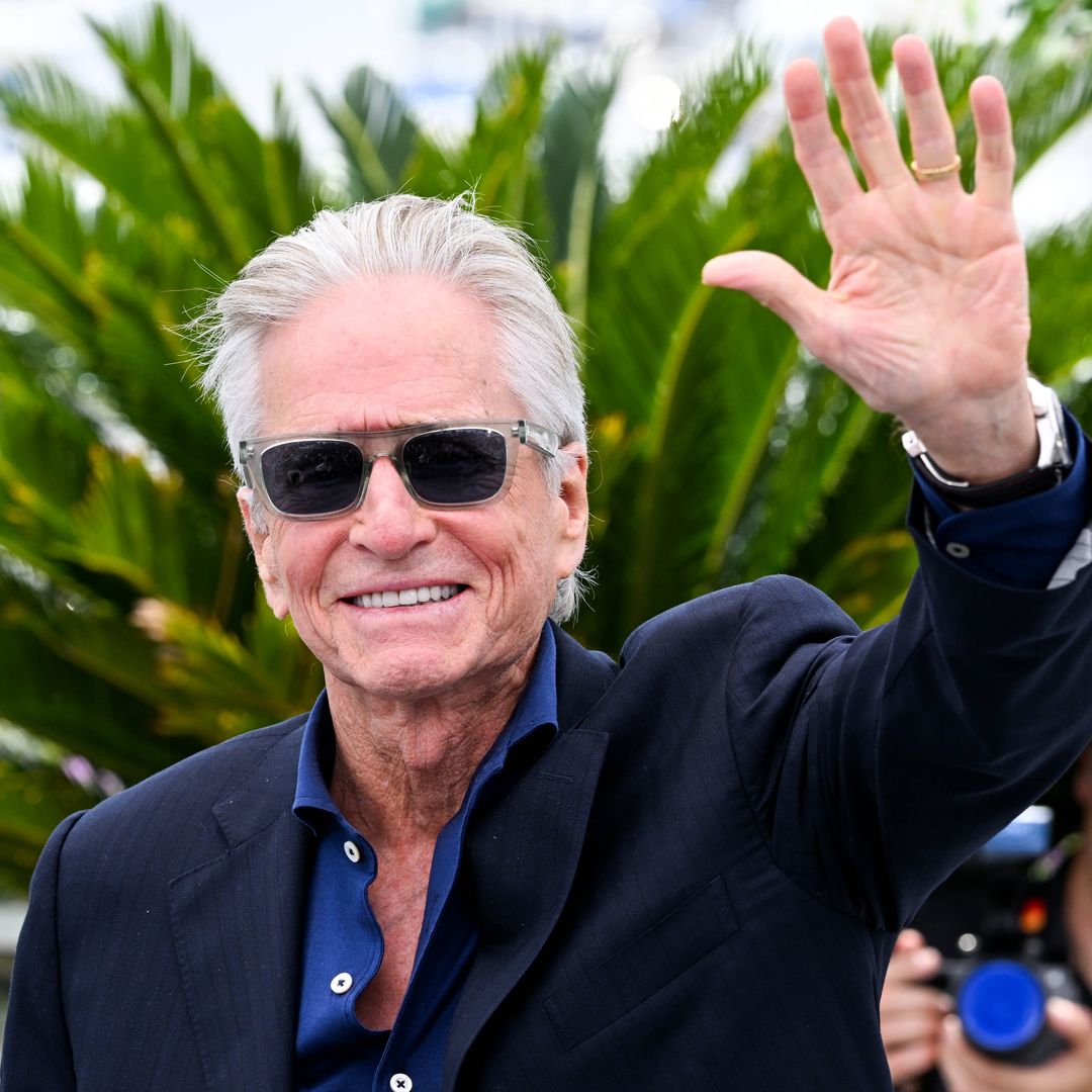 Michael Douglas celebra por adelantado su 80 cumpleaños con sus vecinos de Valldemossa entre horchata y bailes regionales