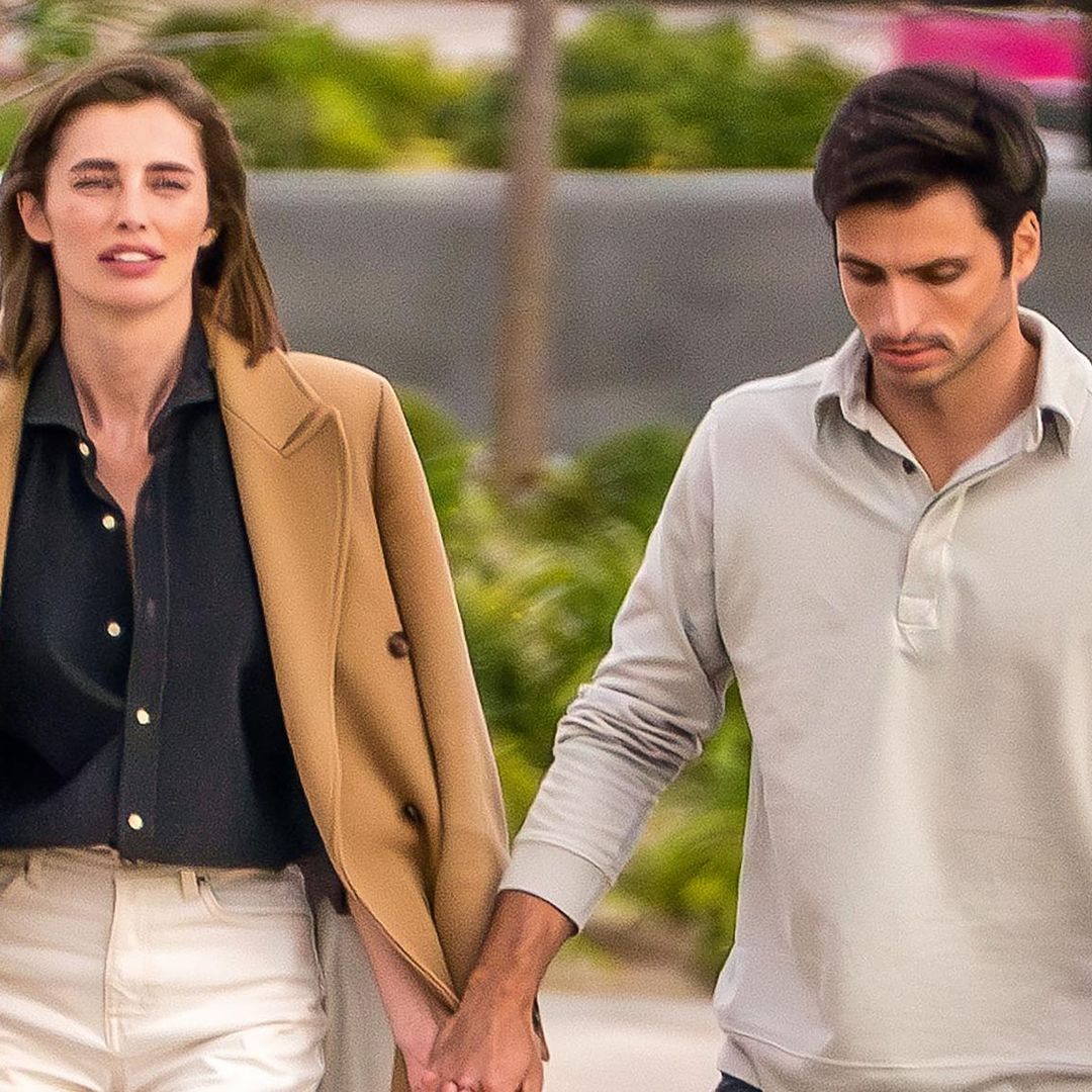 Carlos Sainz, Jr. regresa a casa con su novia, la modelo Rebecca Donaldson