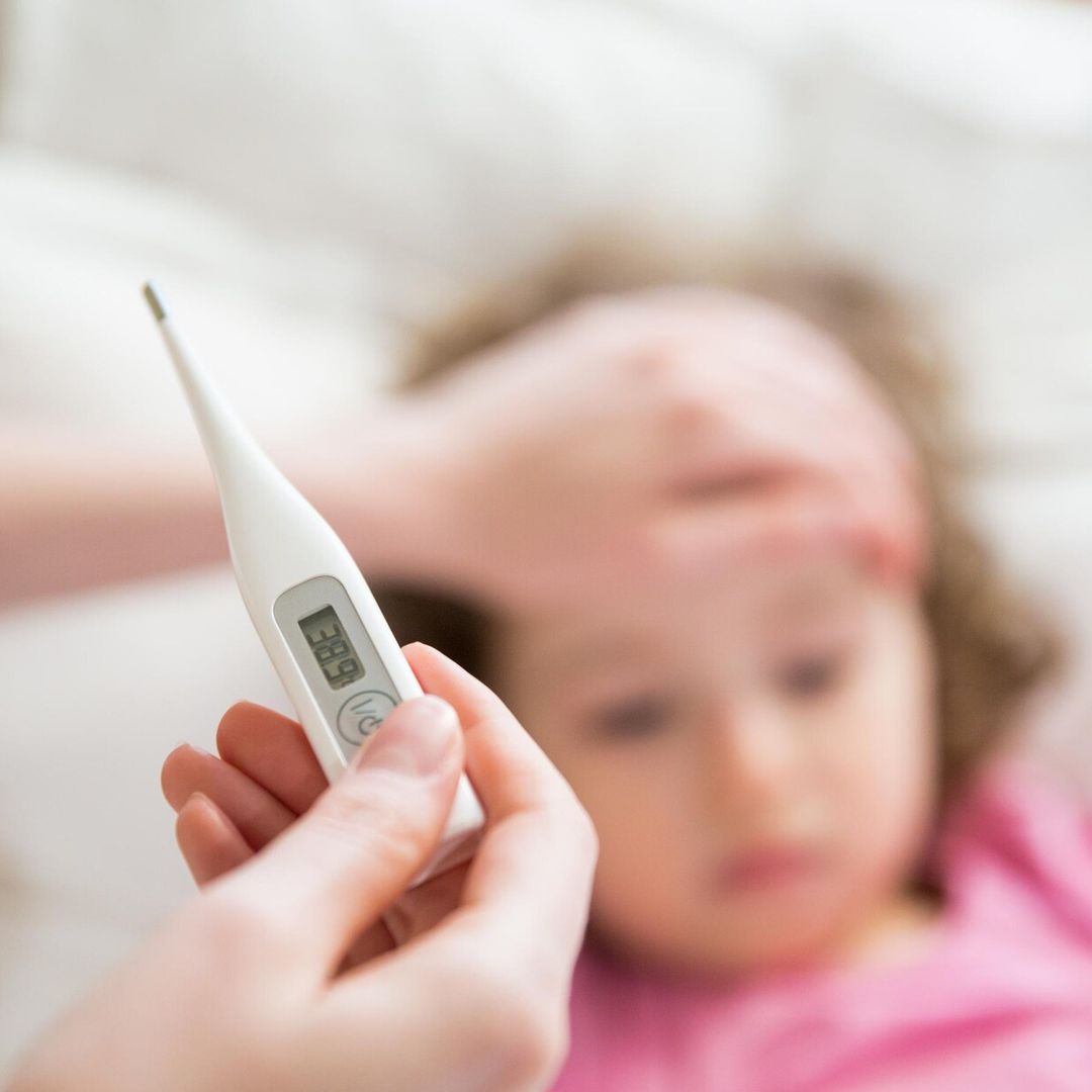 ‘¿Debo llevar a mi hijo al cole si tiene fiebre?’