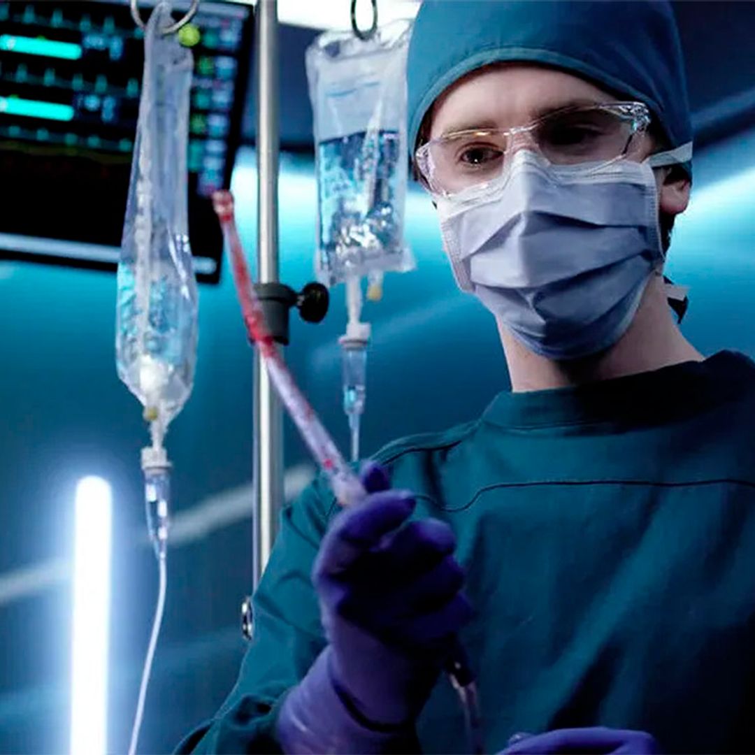 Las series de médicos donan su material sanitario para combatir la crisis