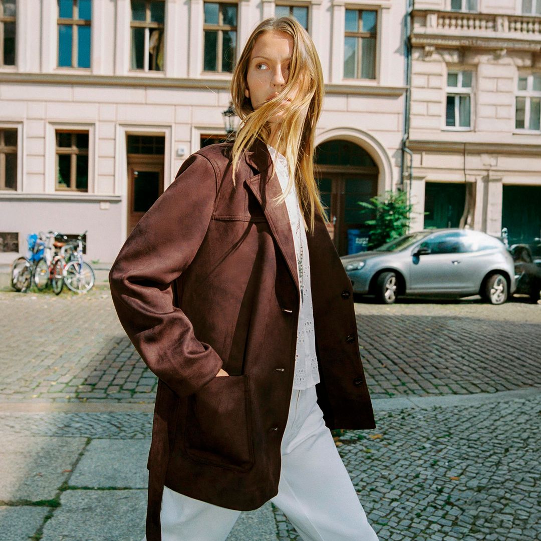 Estas cazadoras de piel te calientan igual que un abrigo y combinan con todo (palabra de las editoras de FASHION)