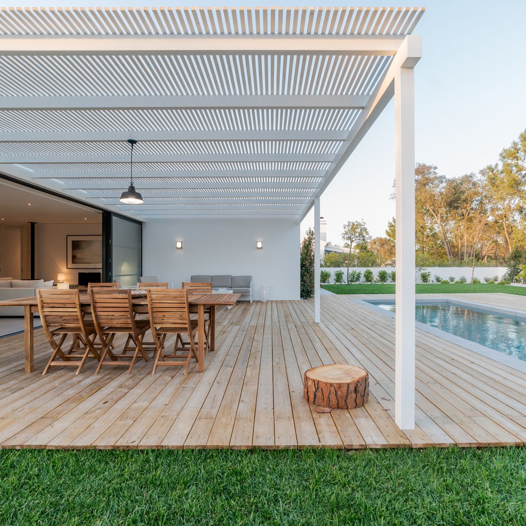 Cómo renovar tu porche y terraza de manera brillante: elige con acierto la tarima exterior