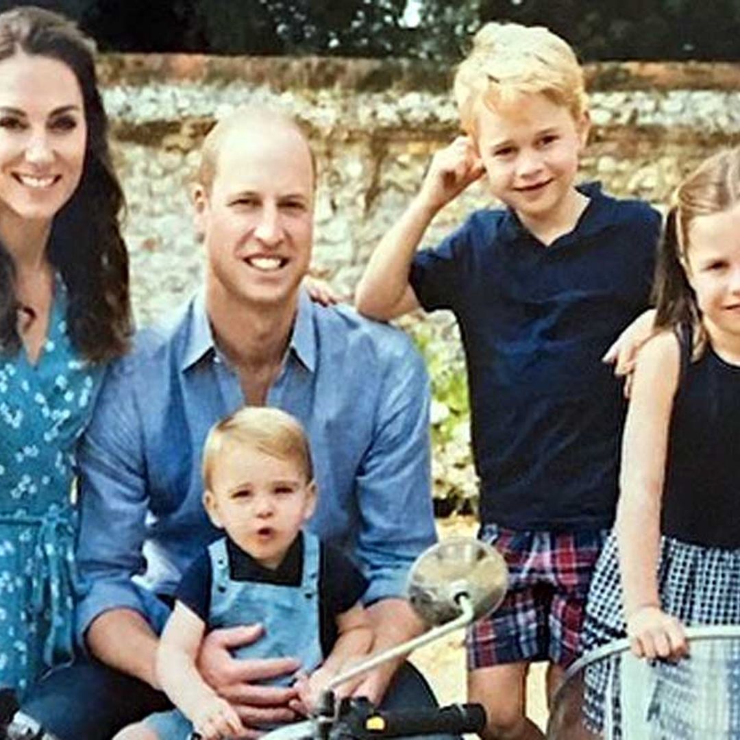 Los duques de Cambridge y sus hijos felicitan la Navidad motorizados y de lo más veraniegos