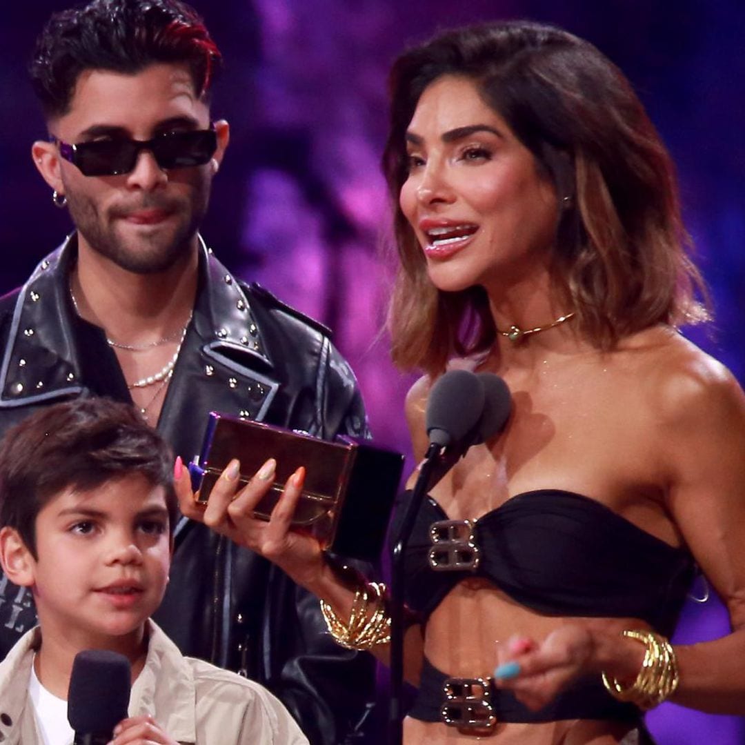 Alejandra Espinoza se conmueve hasta las lágrimas al recibir premio por parte de su hijo Matteo