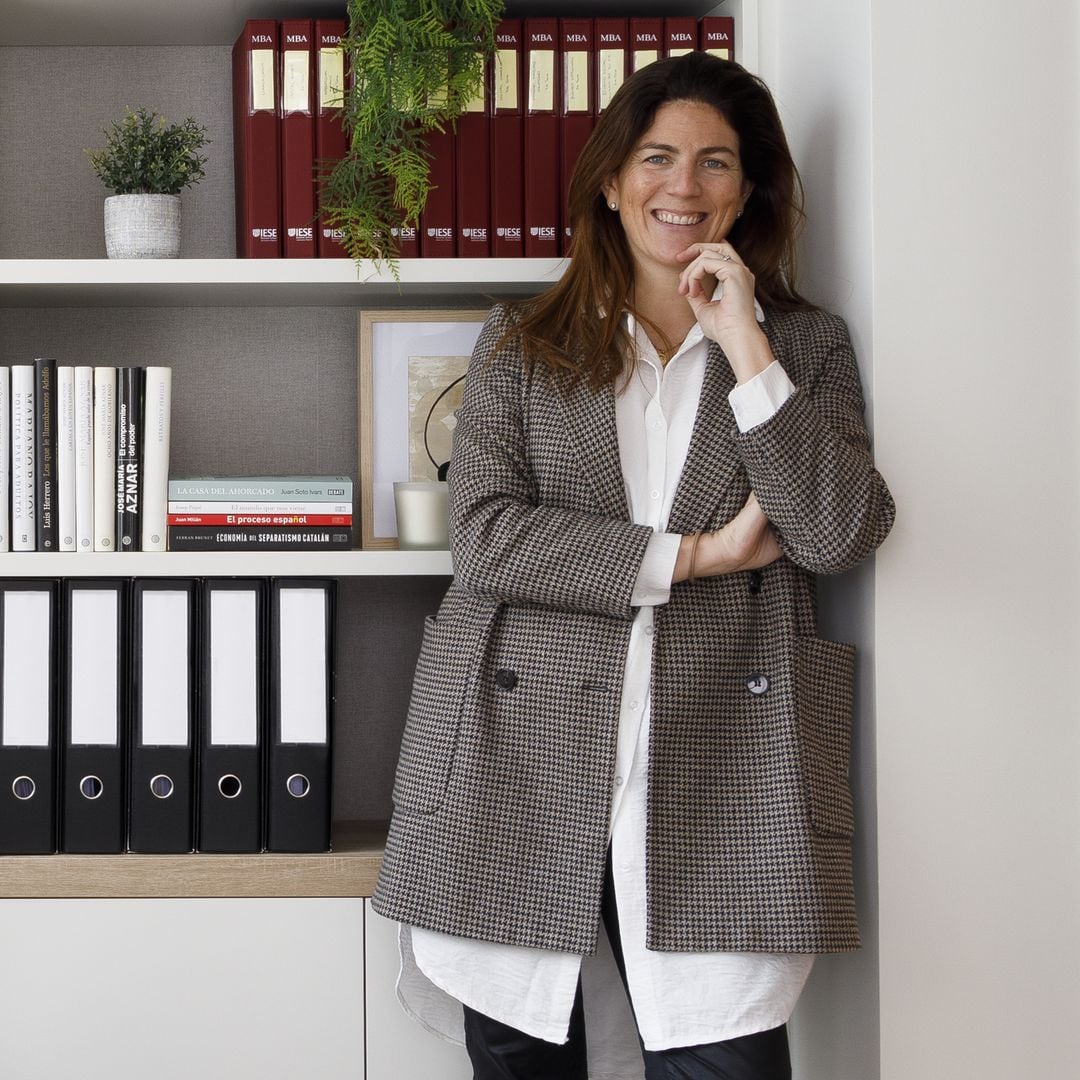 Pia Capdevila en un estudio con muebles a medida. 