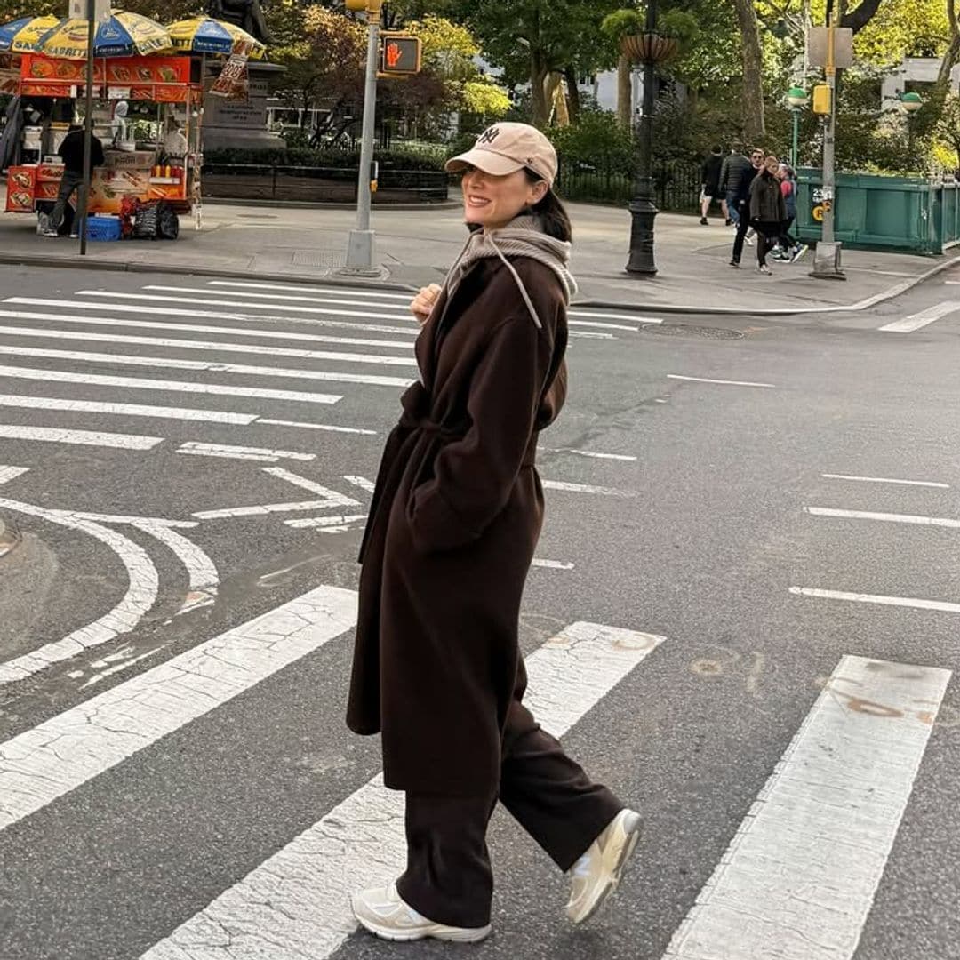 Balaclava, abrigo marrón chocolate y zapatillas blancas: el look más fácil de copiar de Tamara Falcó en Nueva York