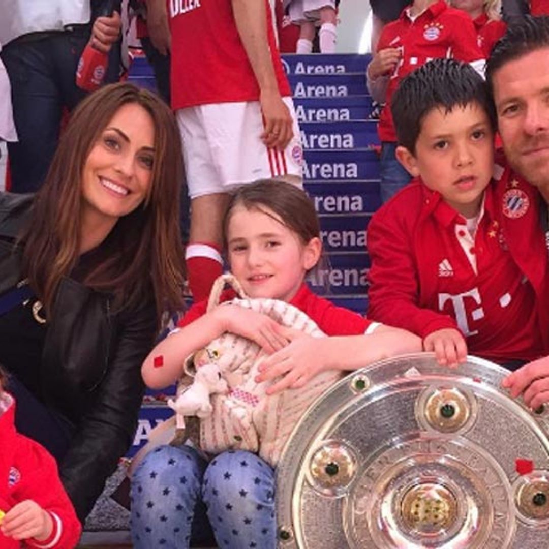 Nagore Aranburu y sus tres pequeños, incondicionales de Xabi Alonso