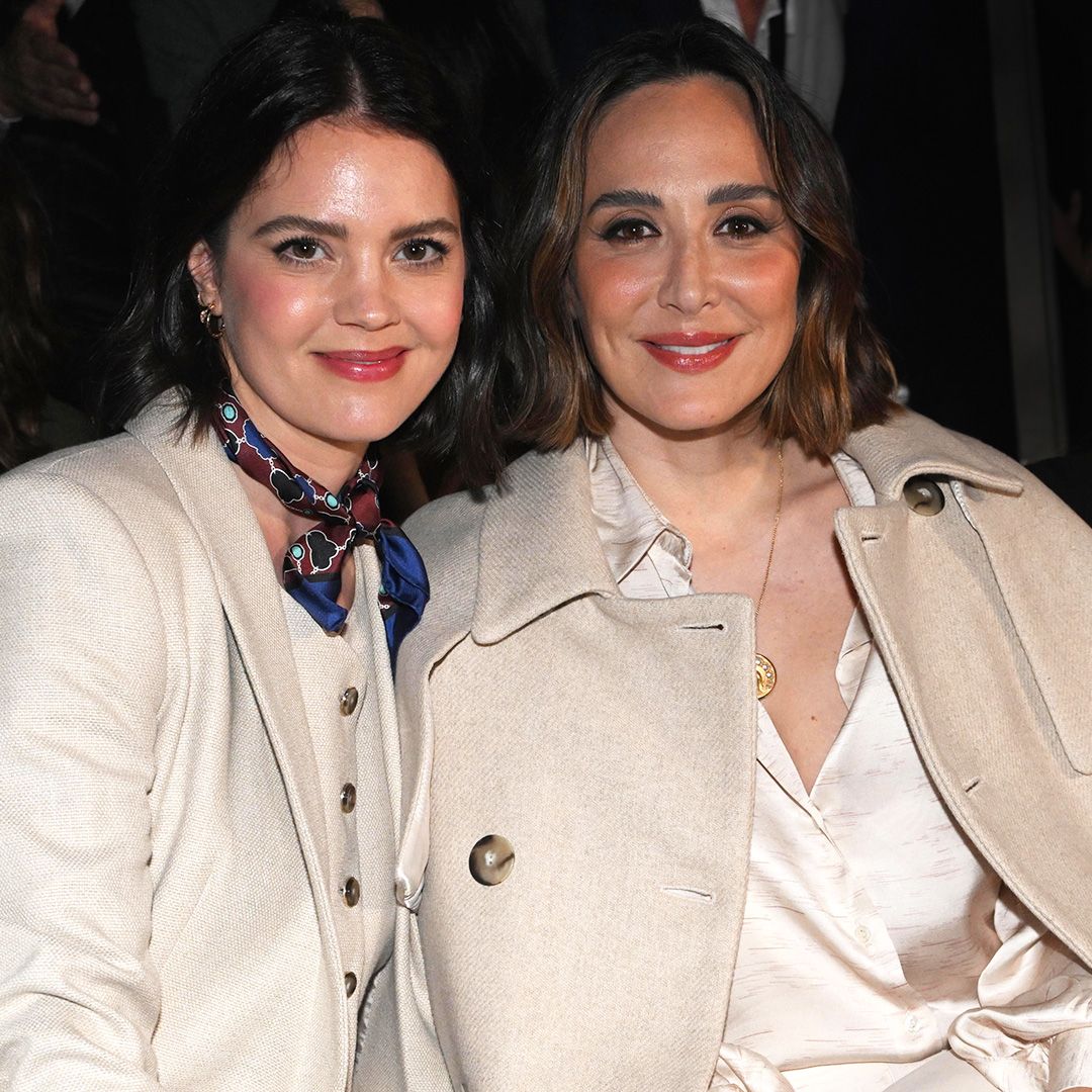 Tamara Falcó e Isabelle Junot desafían la lluvia con estos originales conjuntos estampados para una cita muy especial