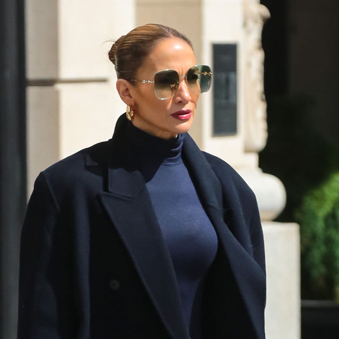 El elegante 'total look' azul de Jennifer Lopez: vaqueros anchos y taconazos para pasear por Nueva York