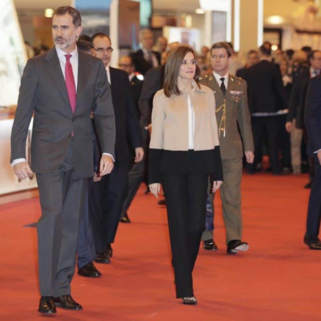 Con tachuelas y tacón midi, el revolucionario calzado de doña Letizia en Fitur
