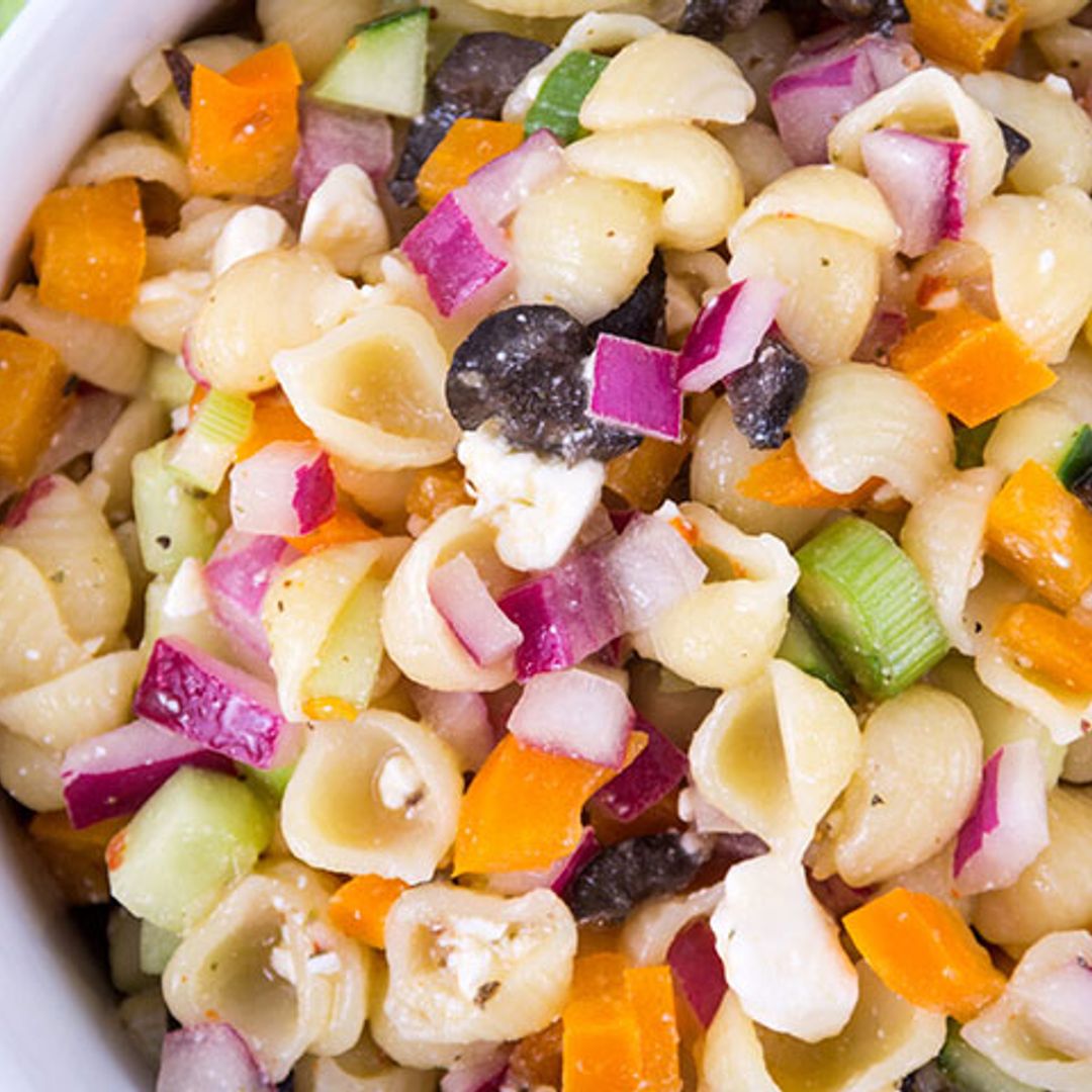 Ensalada de coditos de pasta con zanahoria, cebolla y queso feta