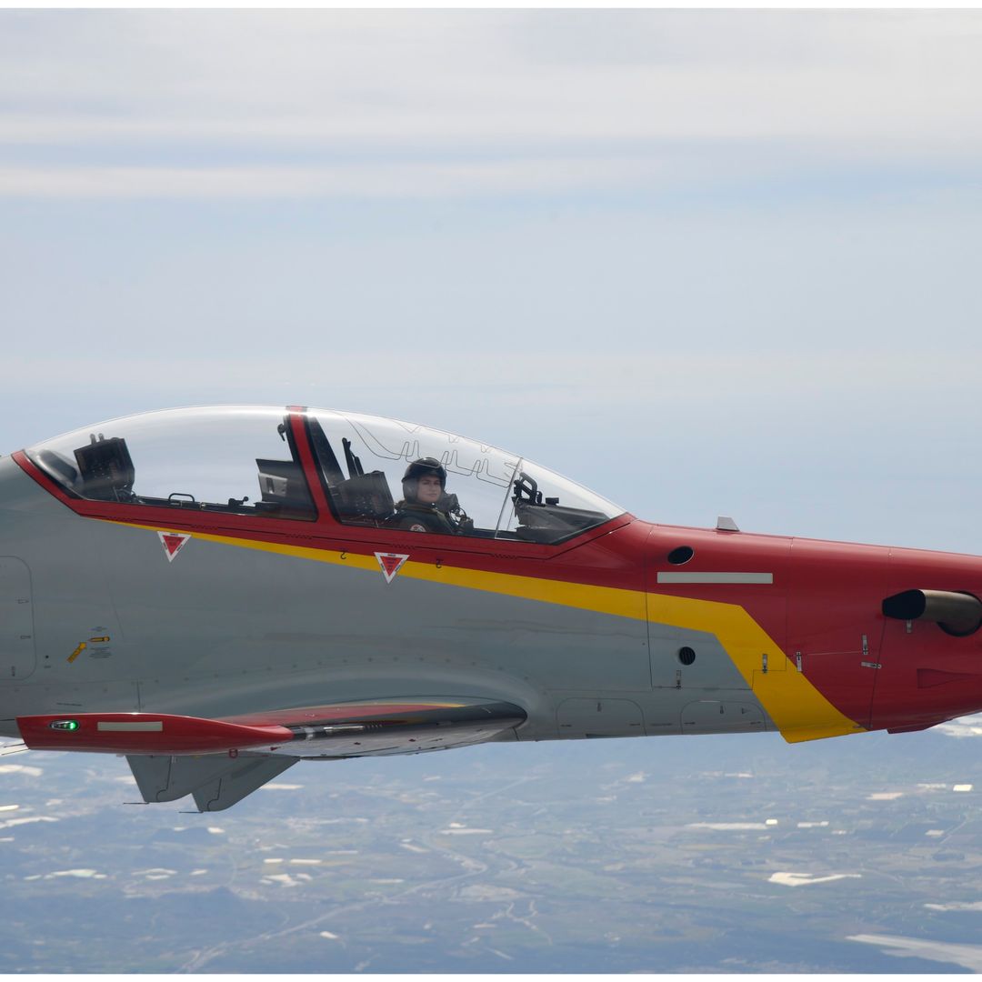 Las espectaculares imágenes de la princesa Leonor pilotando su avión: su vuelo en solitario y hasta saludando