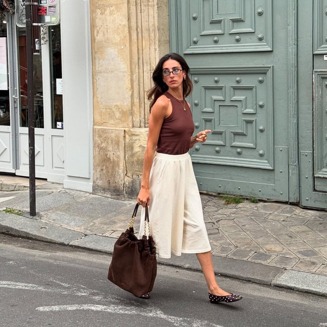 Look con falda midi y top marrón