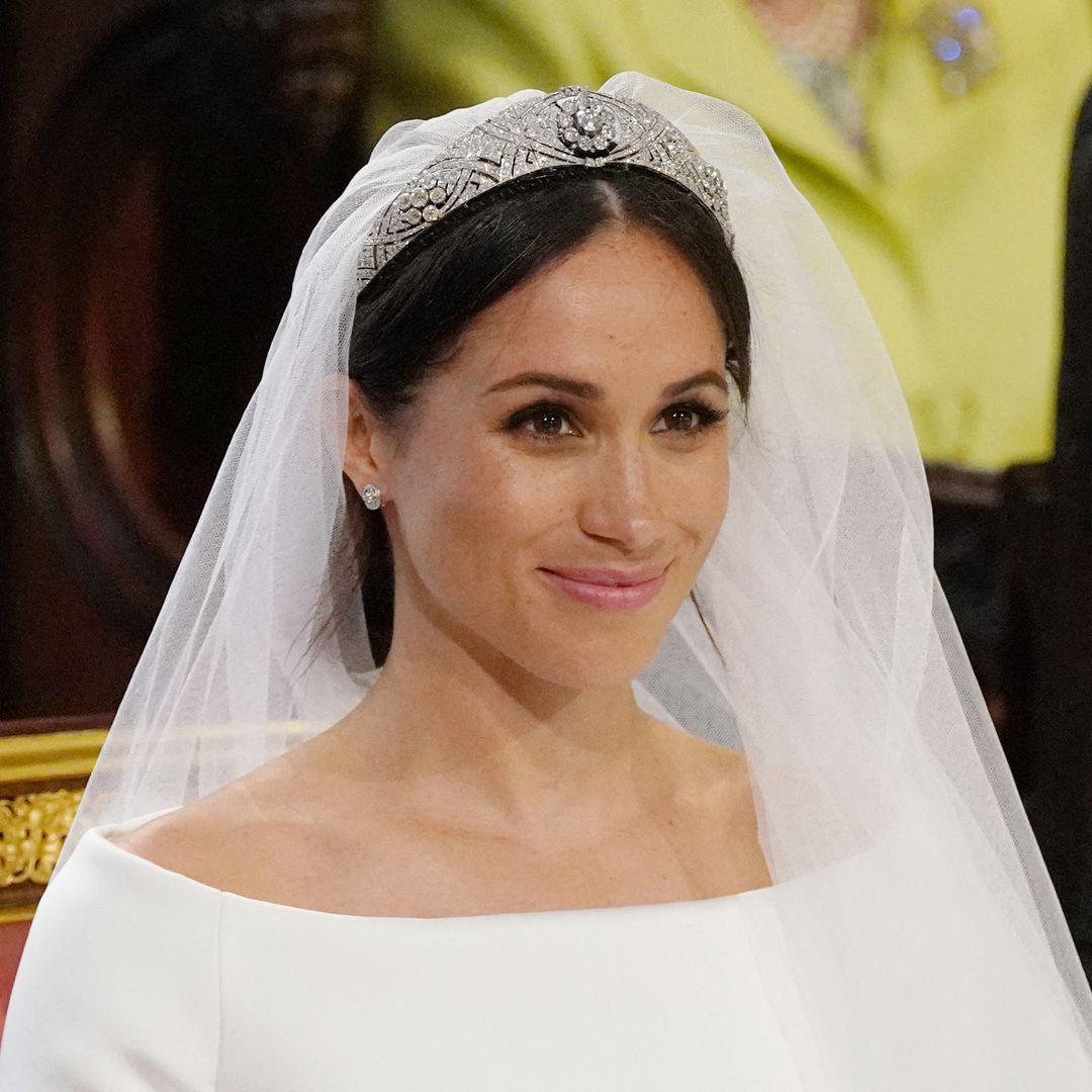 Entró sola a la iglesia, lució un vestido minimalista y sorprendió con su tiara: los detalles que hicieron de Meghan Markle una novia diferente