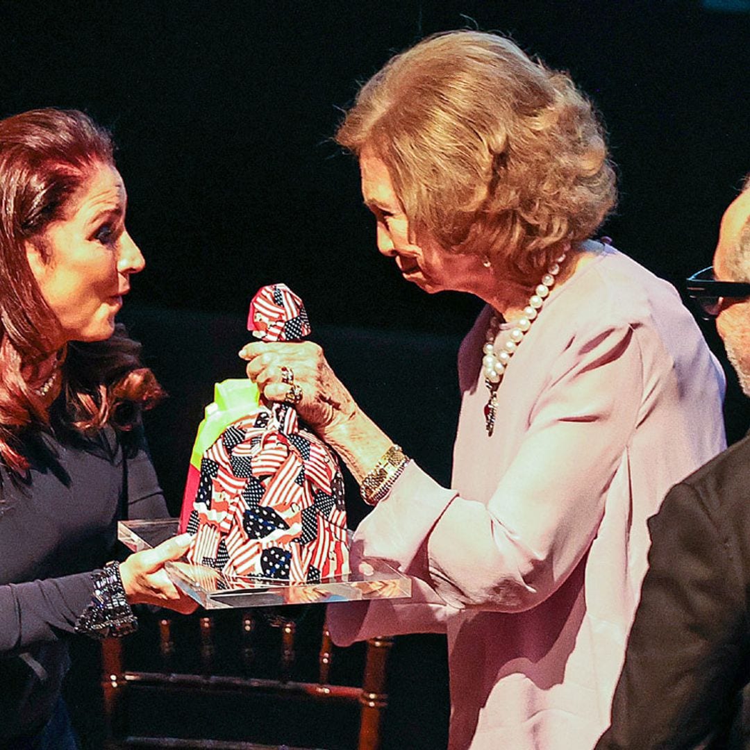 La reina Sofía termina su minigira por Estados Unidos premiando a Gloria Estefan