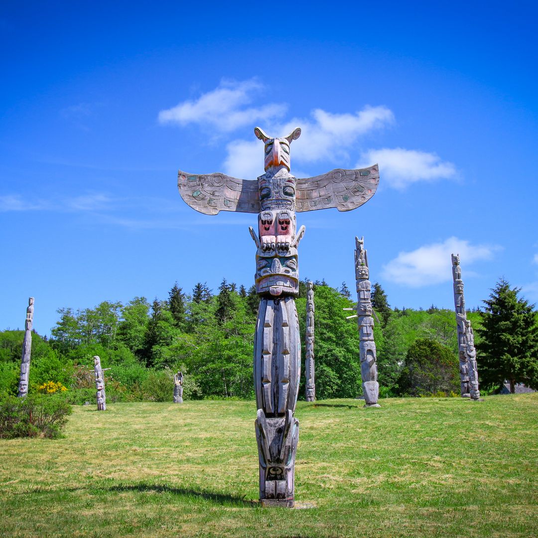 El cementerio de los pueblos indígenas de Alert Bay, en la Columbia Británica, con sus sagrados postes totémicos, Canadá
