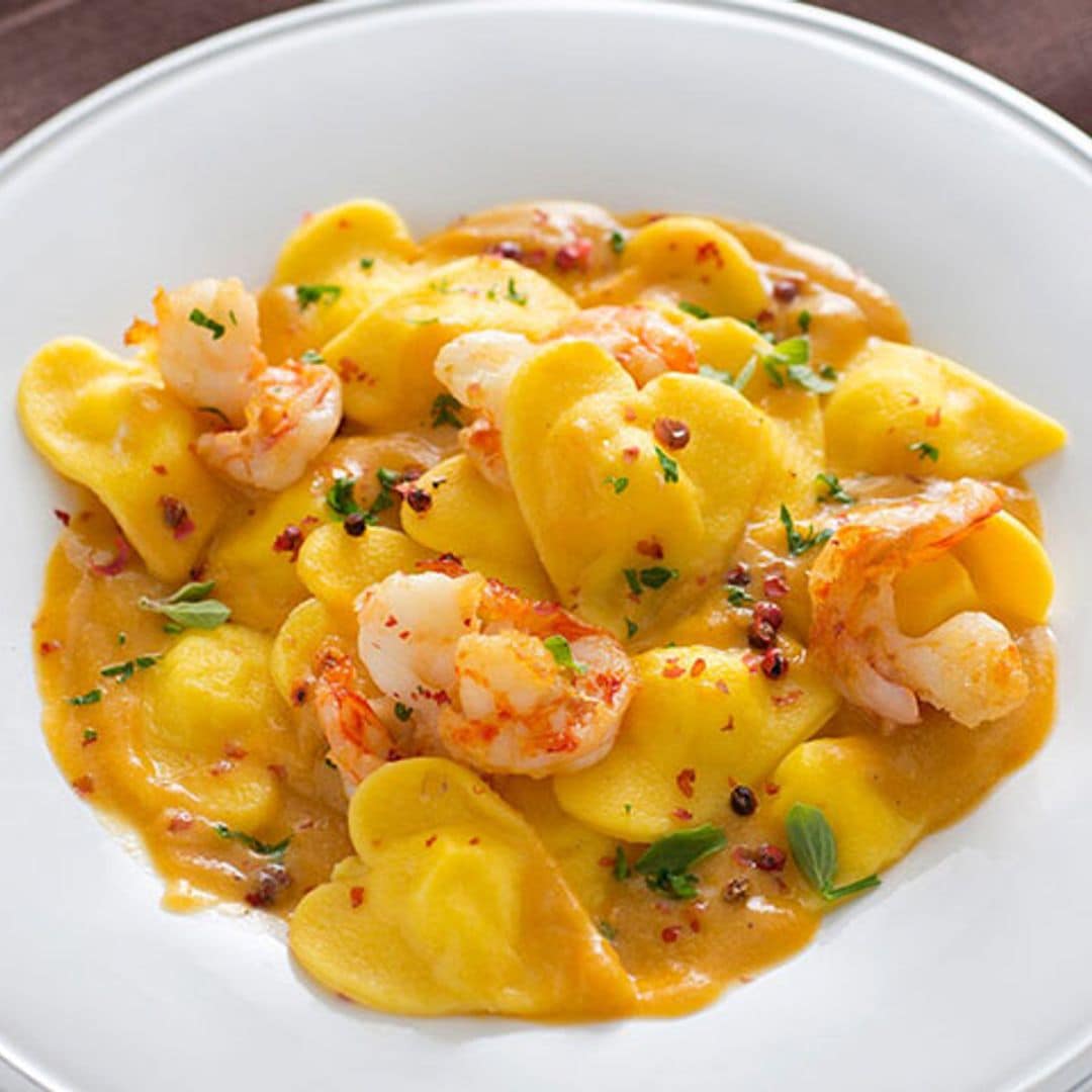 Raviolis de 'ricotta' con gambas en salsa de azafrán