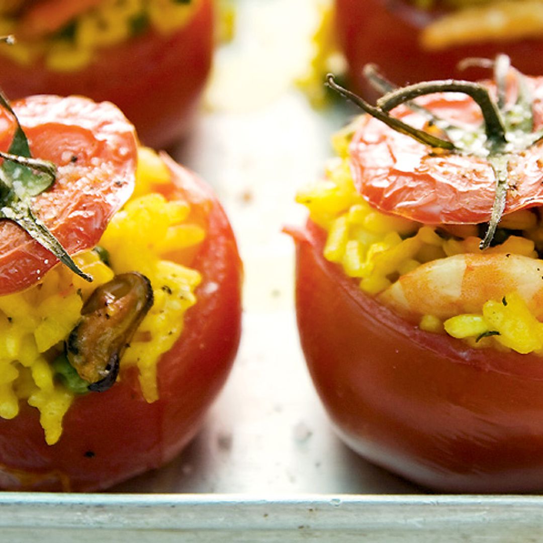 Tomate relleno de arroz con marisco