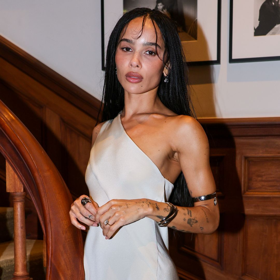 Zoë Kravitz finalmente presume su impactante anillo de compromiso valuado en medio millón de dólares