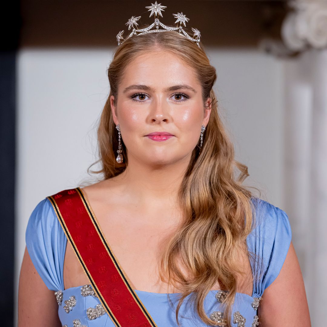 Amalia de Holanda, una espectacular princesa de cuento con su nuevo vestido de gala azul cielo y aplicaciones brillantes